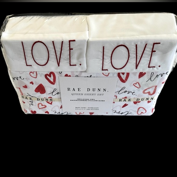 Rae Dunn Valentines Sheets Queen 4 piece Set Red hearts on white sheets - Picture 1 of 6